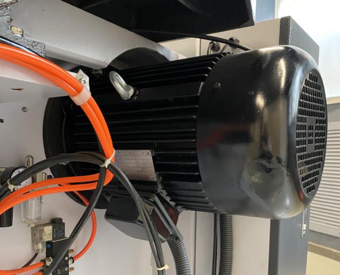 EcoWood BS700 Auto  Двигатель привода шкива  Надежный промышленный электродвигатель мощностью 7,5 кВт 